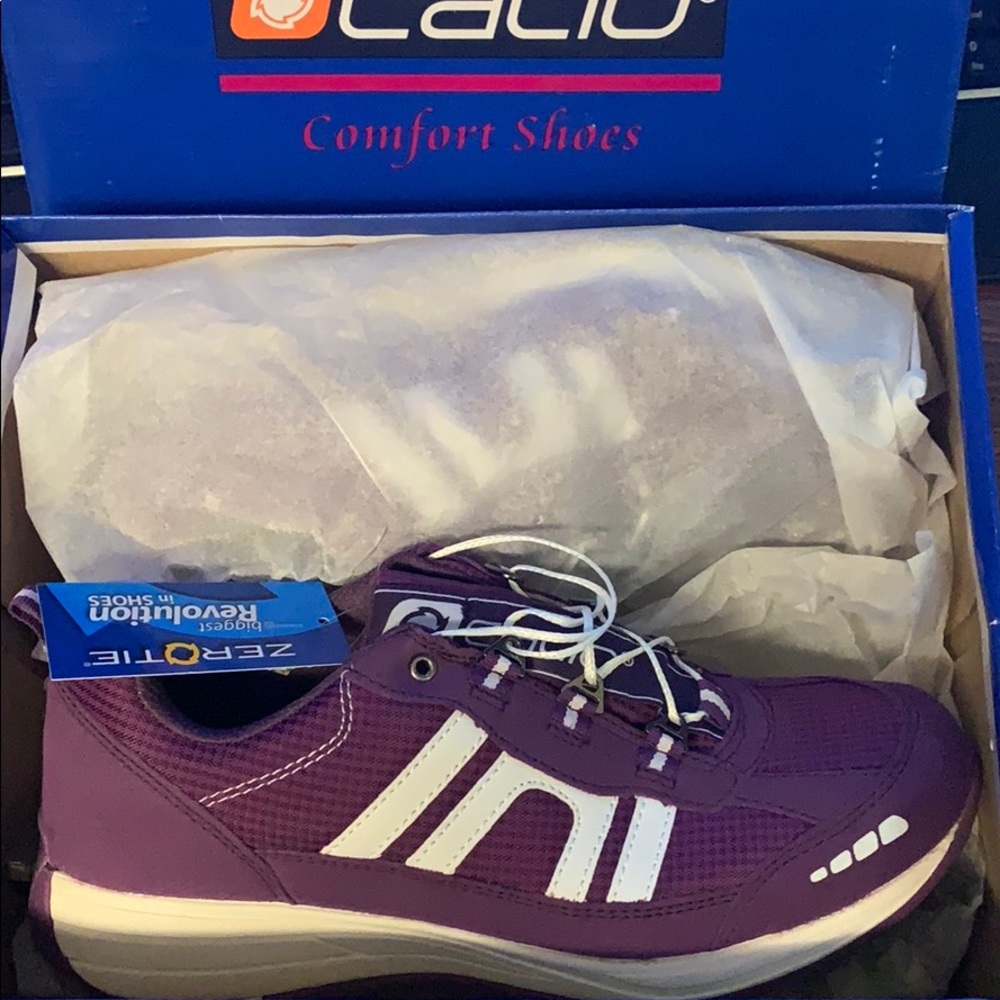 Tennis shoes
